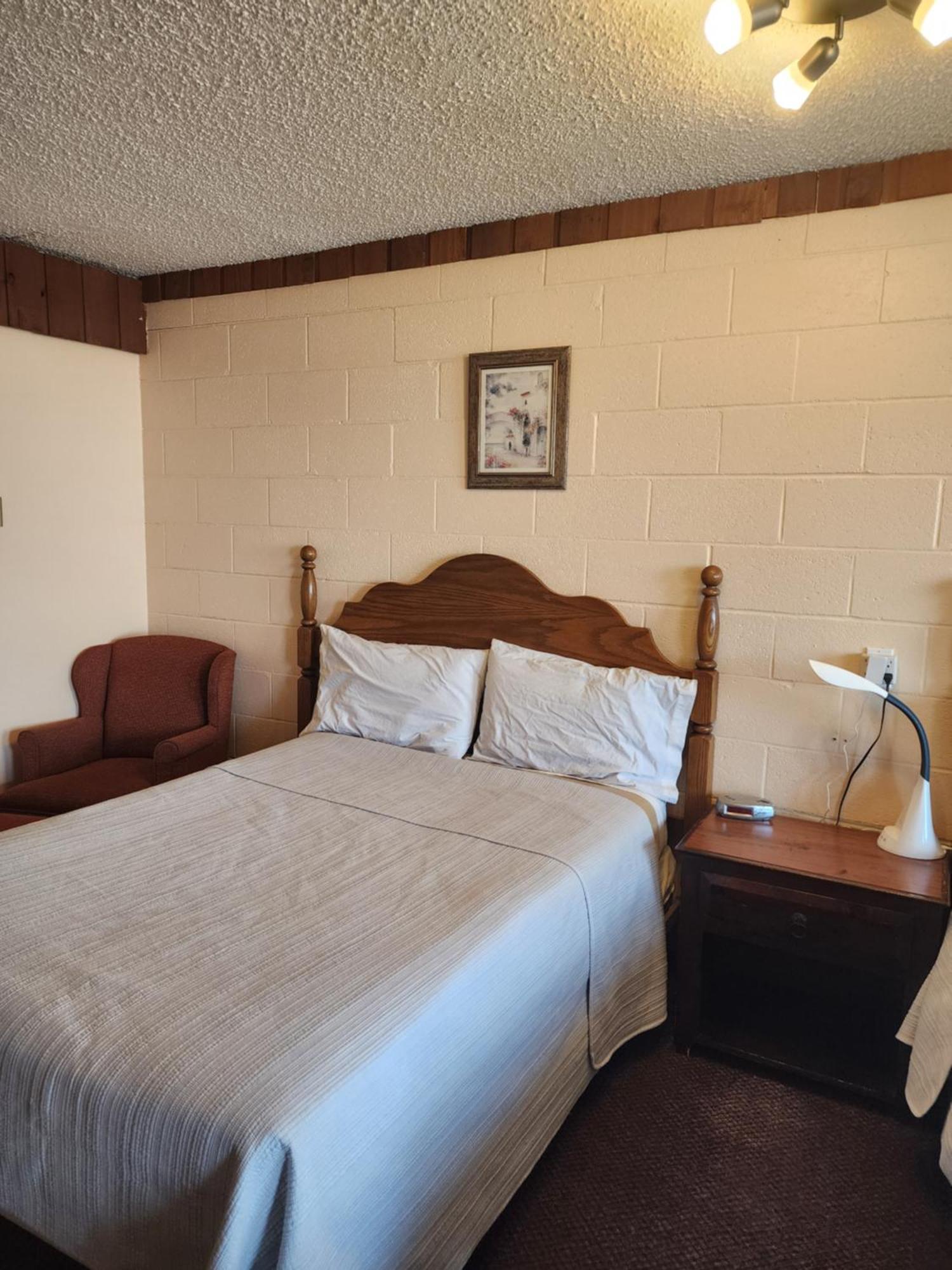 Cedar Villa Motel Foremost Exterior photo