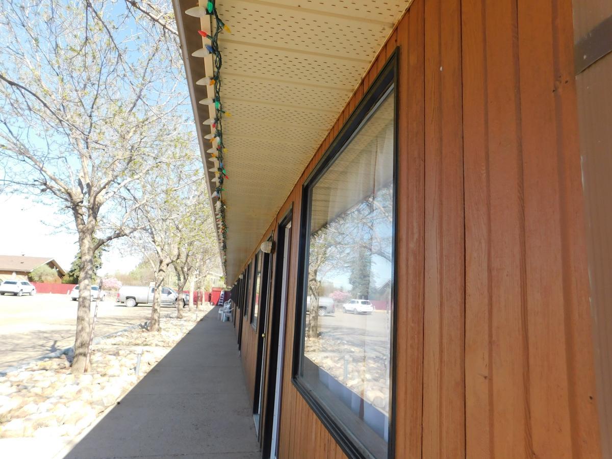 Cedar Villa Motel Foremost Exterior photo