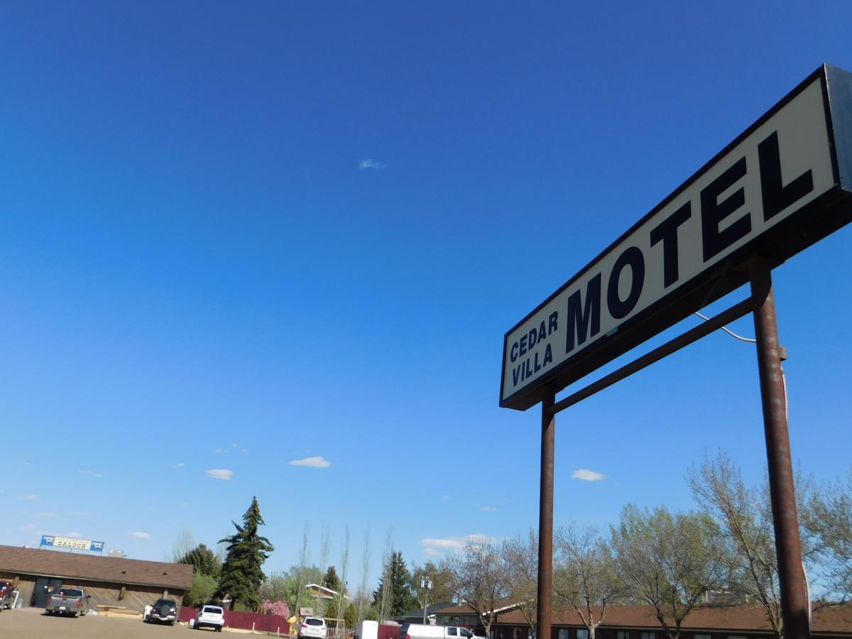 Cedar Villa Motel Foremost Exterior photo
